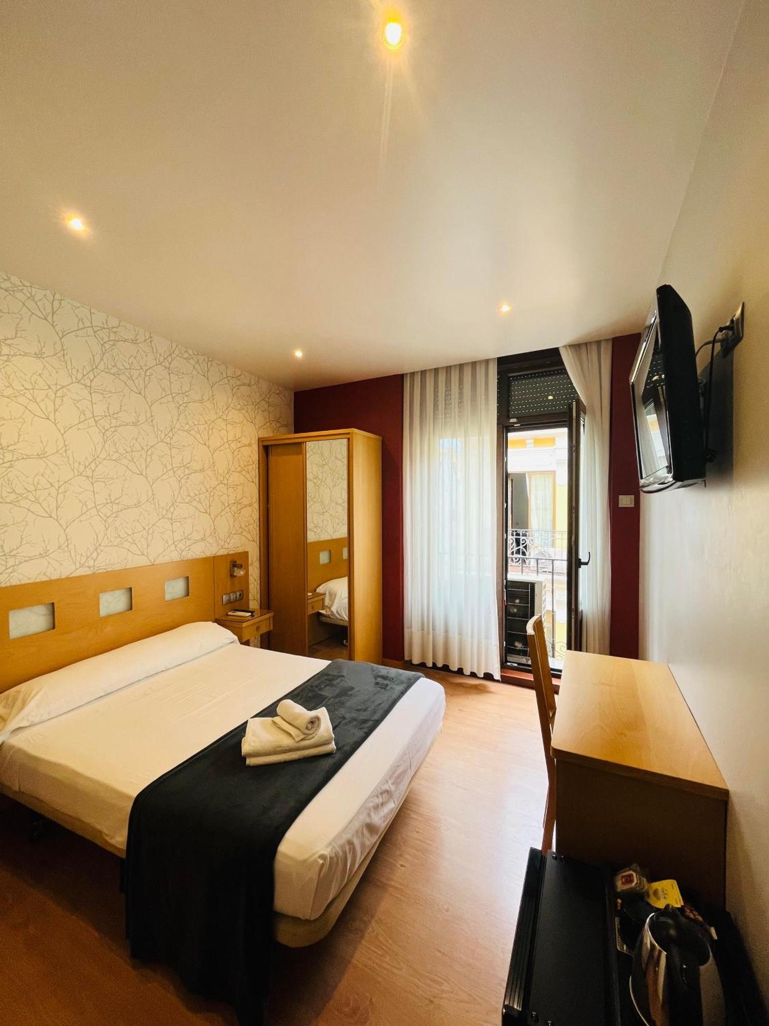 Hostal Abami II Мадрид Екстериор снимка