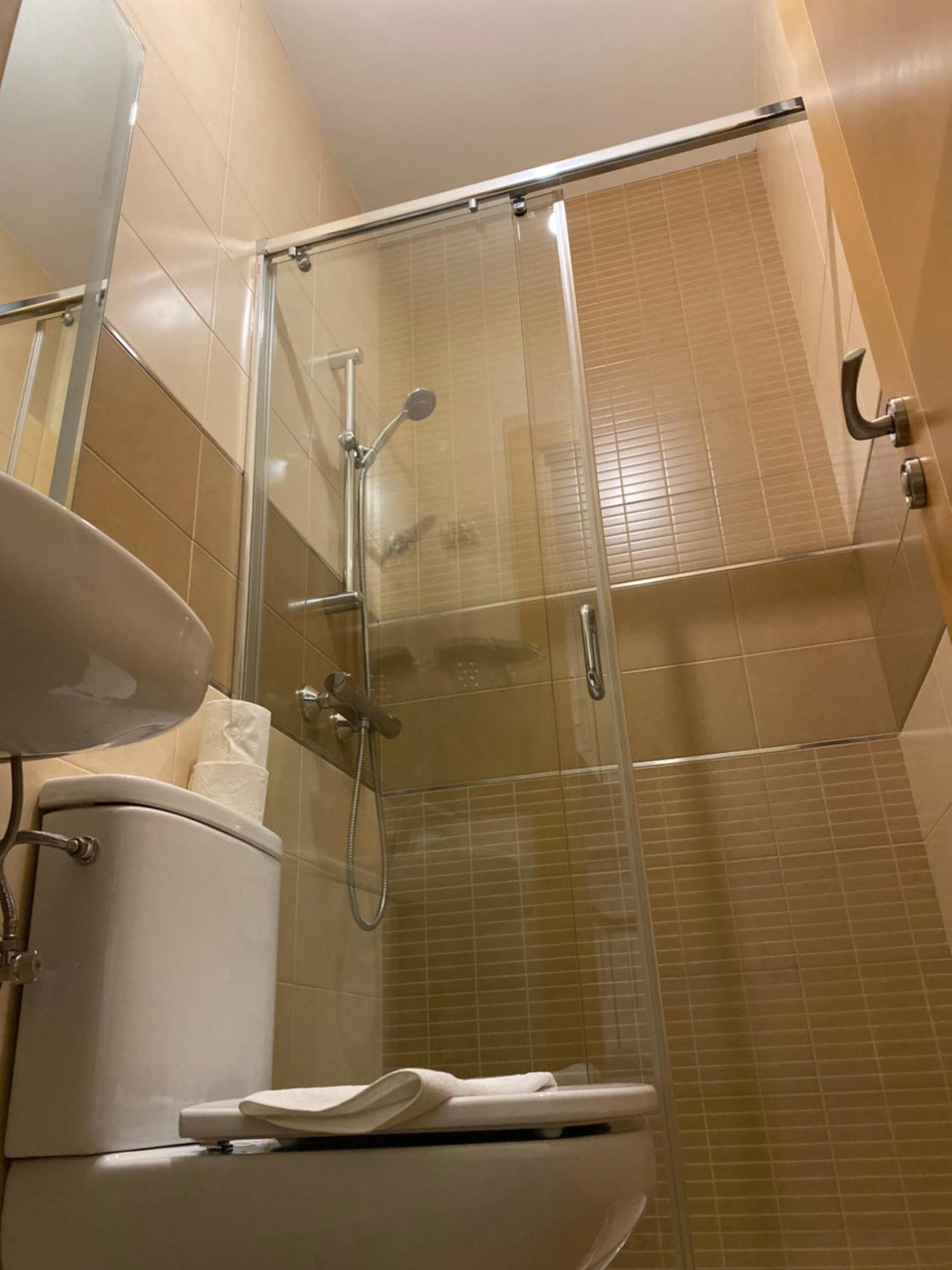 Hostal Abami II Мадрид Екстериор снимка