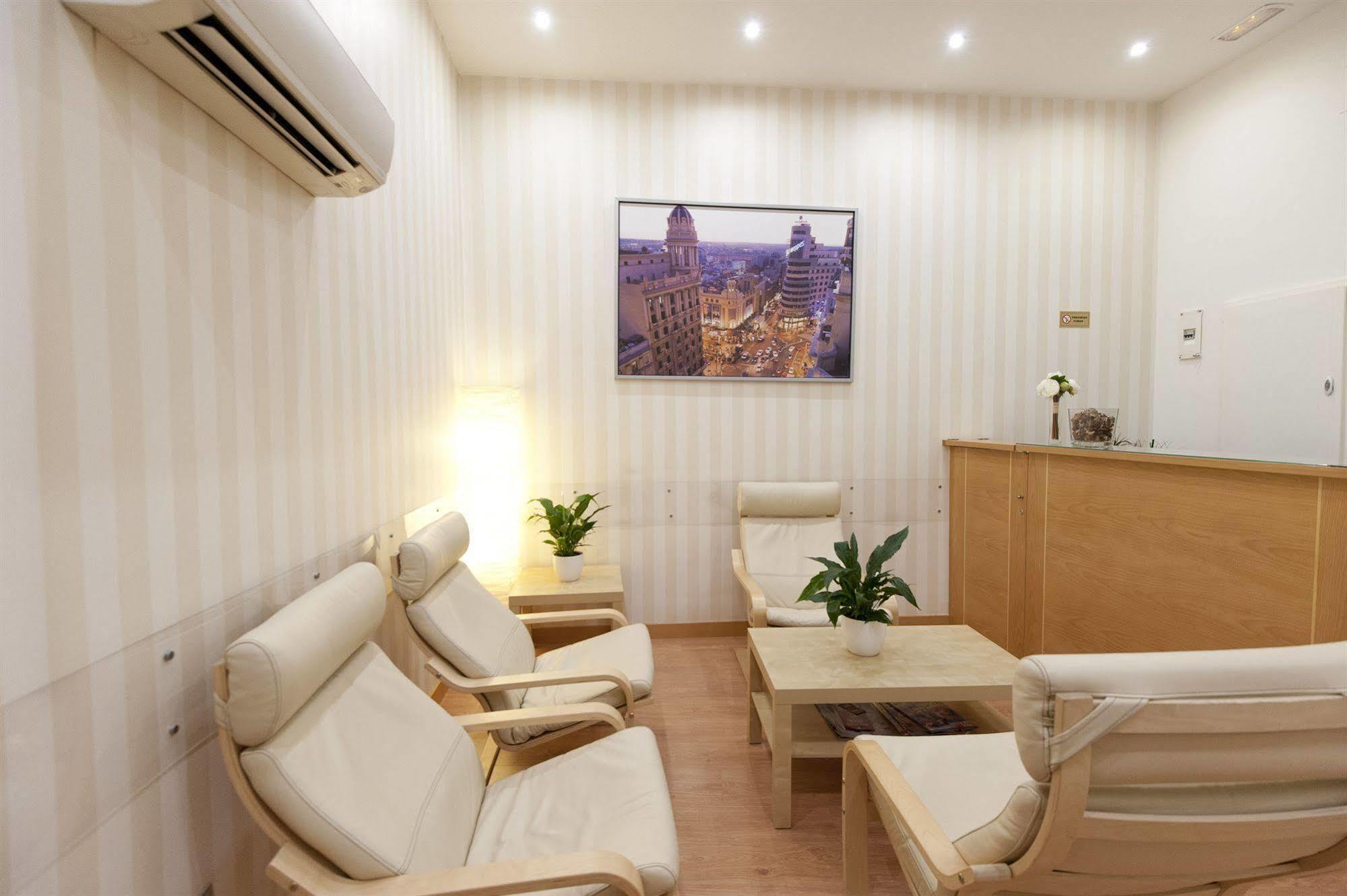 Hostal Abami II Мадрид Екстериор снимка